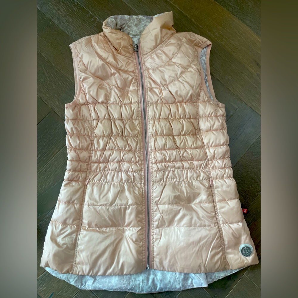 Double-sided Bernardo women’s vest size Medium women’s. Blush pink & light gray
